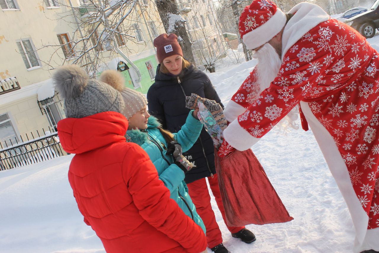 В Рождество Дедушка Мороз раздавал подарки на улицах Серова
