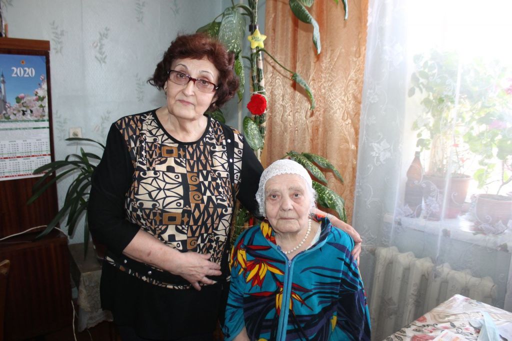 Зайтуна Валиулова (слева) и ее мама Рауза Валиулова. Рауза Абрашитовна скончалась 4 января 2023 года. Фото: Мария Чекарова, архив "Глобуса"