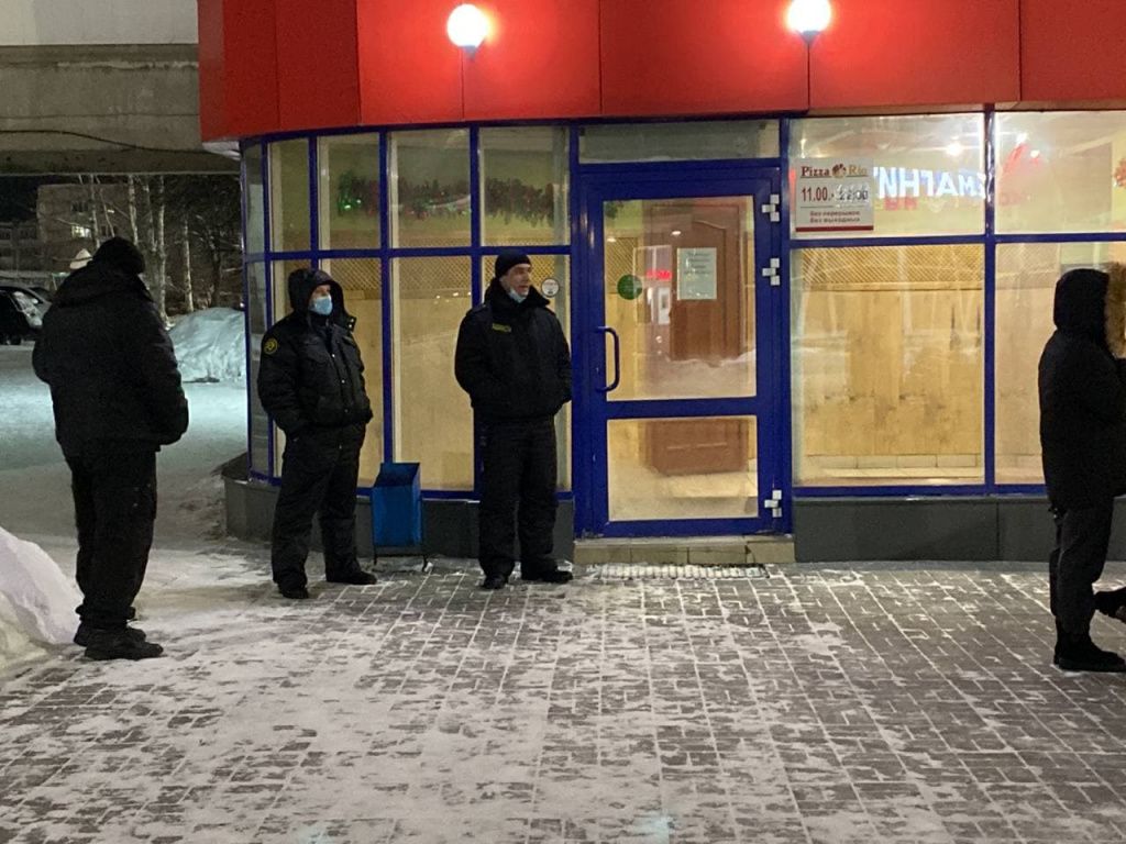 На входе дежурили сотрудники ЧОПа. Фото: Анастасия Куприянова, "Глобус"