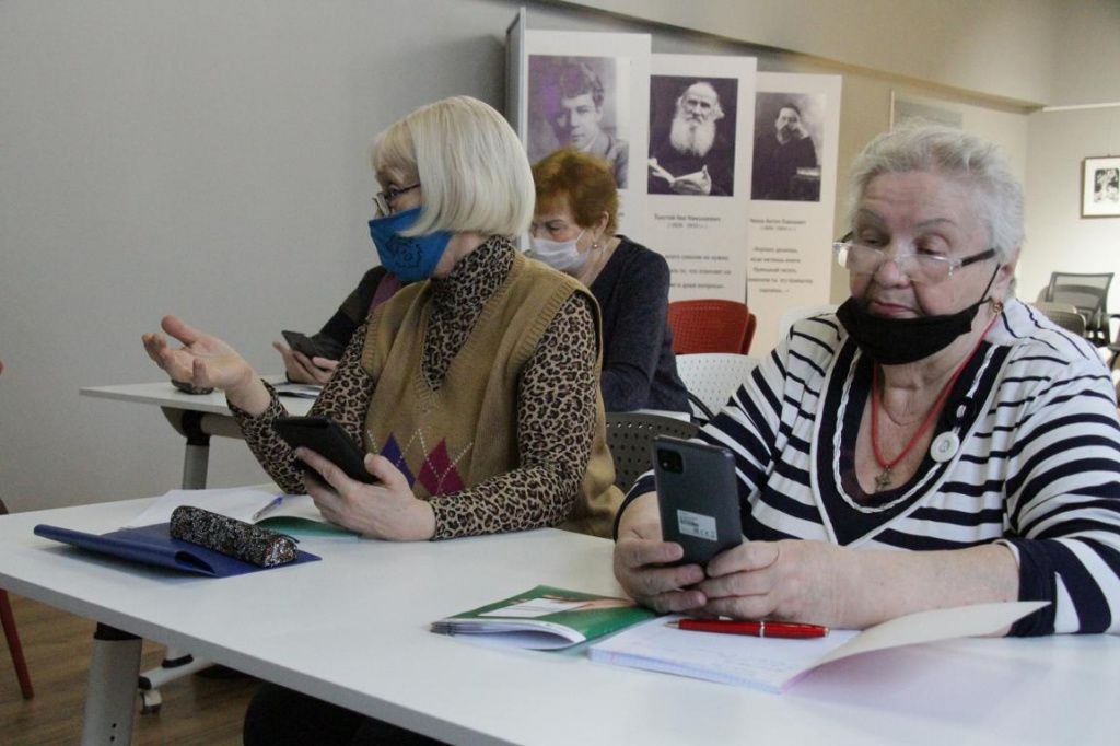 Анна Архипова (слева) не так давно пользуется смартфоном - в основнмо использует его для общения. Фото: Константин Бобылев, "Глобус"