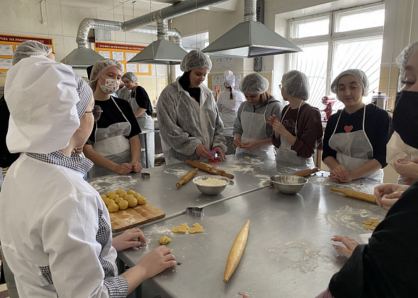 Школьникам презентовали Серовский техникум сферы обслуживания и питания. Они выпекали печенье в лаборатории
