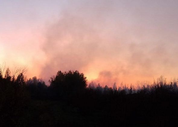 Серовские огнеборцы борются с пожарами в районе Новой Колы