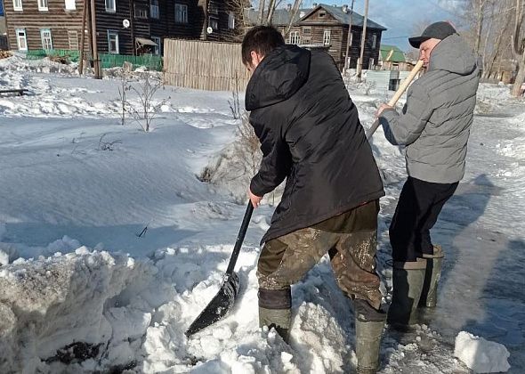 Серовчане из дома №5 по улице Орджоникидзе самостоятельно спасают дом от потопа