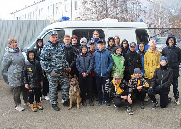 В преддверии майских праздников школьники побывали на экскурсии в полиции Серова