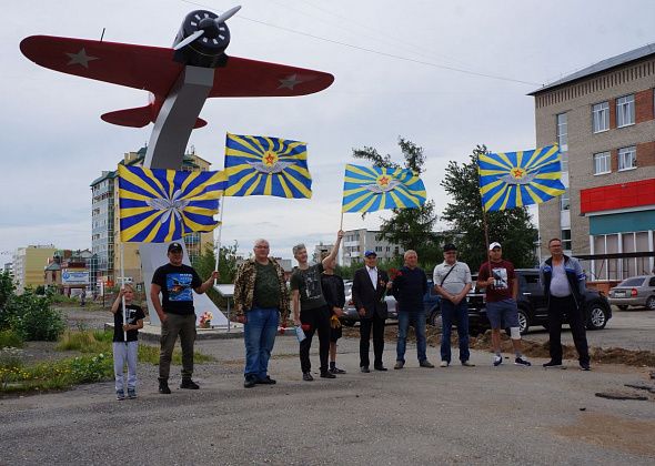 Серовчане, собравшись у стелы с макетом самолета, отметили День Военно-воздушных сил
